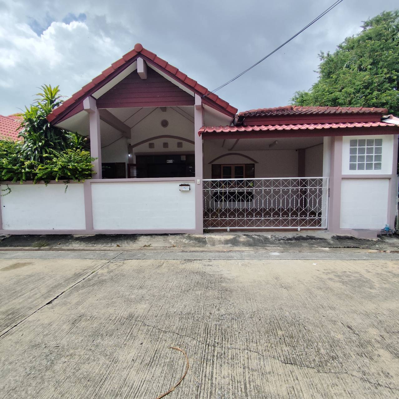 สุภาวัลย์ ถนนหทัยราษฎร์ ซอย6 บ้านชั้นเดียว  รีโนเวทใหม่  พร้อมอยู่ จอดรถในบ้าน1คัน