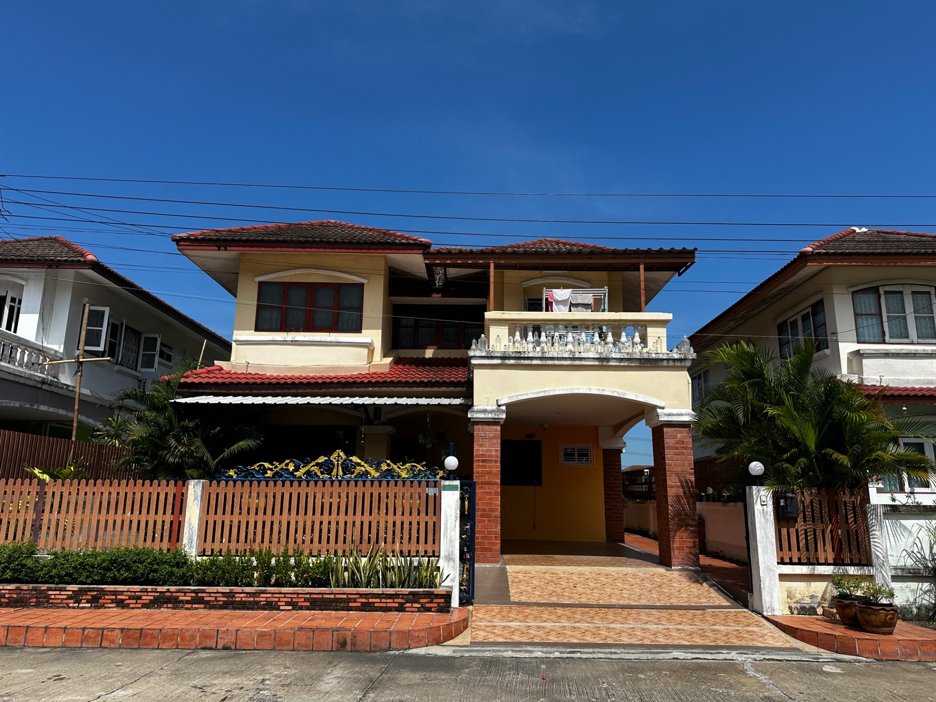 รุ่งนภา4 ถนนร่มเกล้า ซอย13 บ้านเดี่ยว2ชั้น บ้านสวย พร้อมอยู่ ติดถนนใหญ่ ใกล้รถไฟฟ้า แอร์พอร์ตลิงก์ สนามบิน