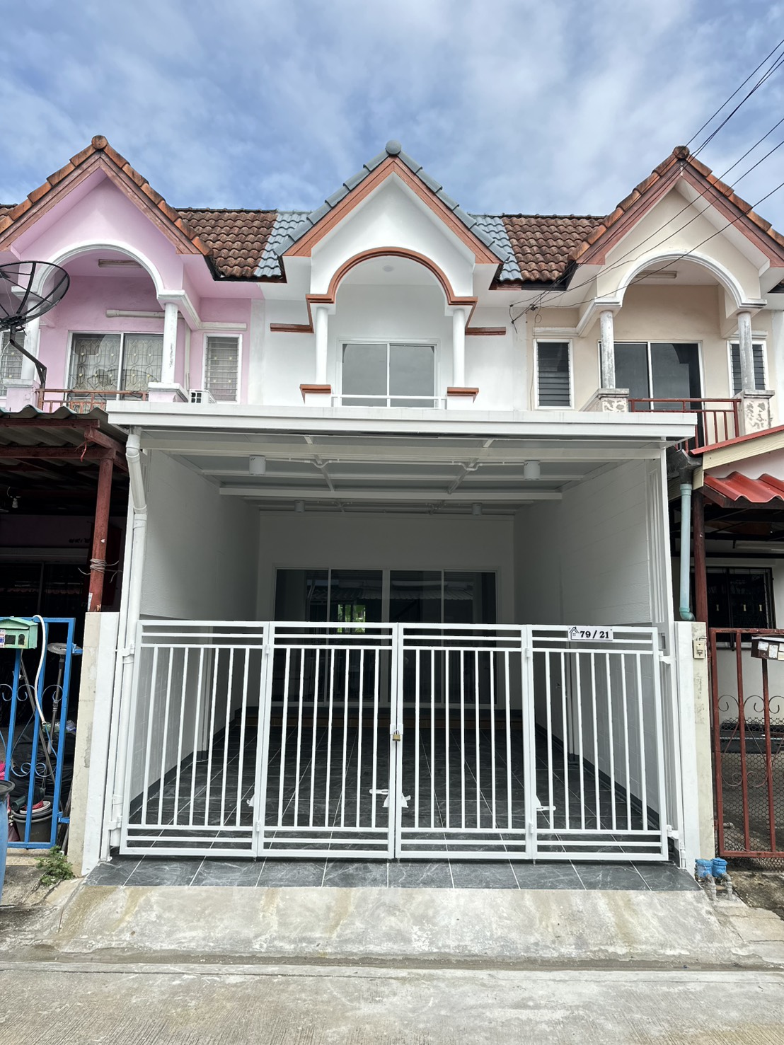 รินทิชา ถนนร่มเกล้า ซอย6 ทาวน์เฮ้าส์2ชั้น รีโนเวมหรู พร้อมอยู่ ติดถนนใหญ่ ใกล้รถไฟฟ้า ใกล้มหาวิทยาลัย ใกล้แอร์พอร์ตลิงก์ สนามบิน