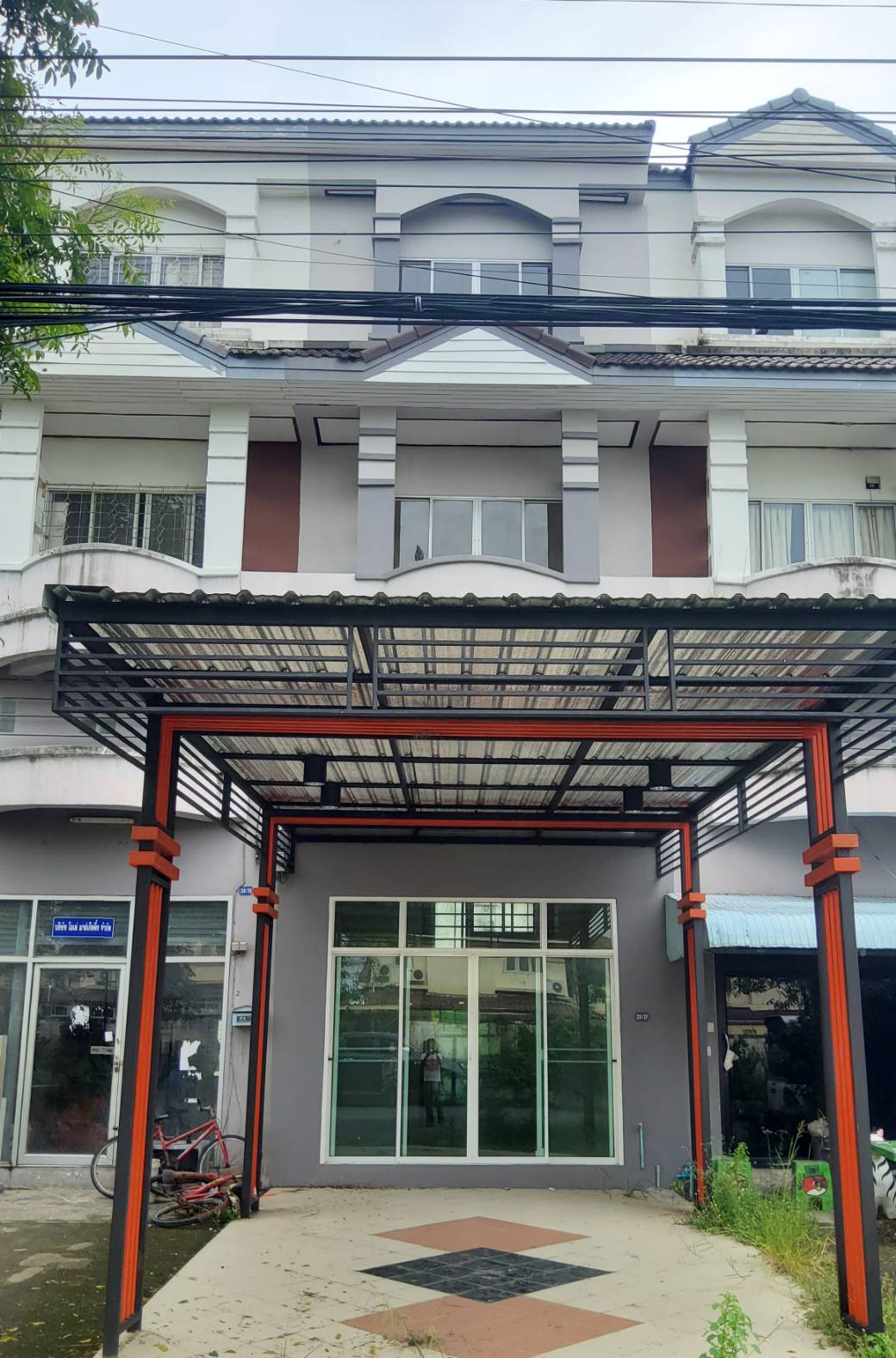 ณราธร ถนนสุวินทวงค์ ซอย23 อาคารพาณิขย์  รีโนเวทใหม่ ใส่เฟอร์ จัดสินเชื่อให้ กู้ได้เต็ม เหมาะค้าขาย ทำธุรกิจ สำนักงาน