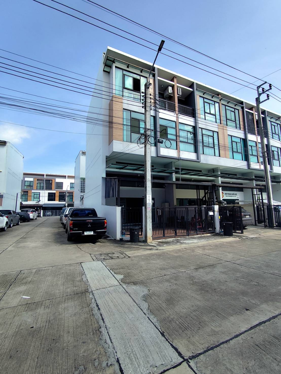 ทรีโอ้ ร่มเกล้า-สุวรรณภูมิ ถนนร่มเกล้า ซอย6 ทาวน์โฮม3ชั้นครึ่ง บ้านสวย แต่งหรู ติดถนนร่มเกล้า ใกล้รถไฟฟ้า แอร์พอร์ตลิงก์ สนามบิน