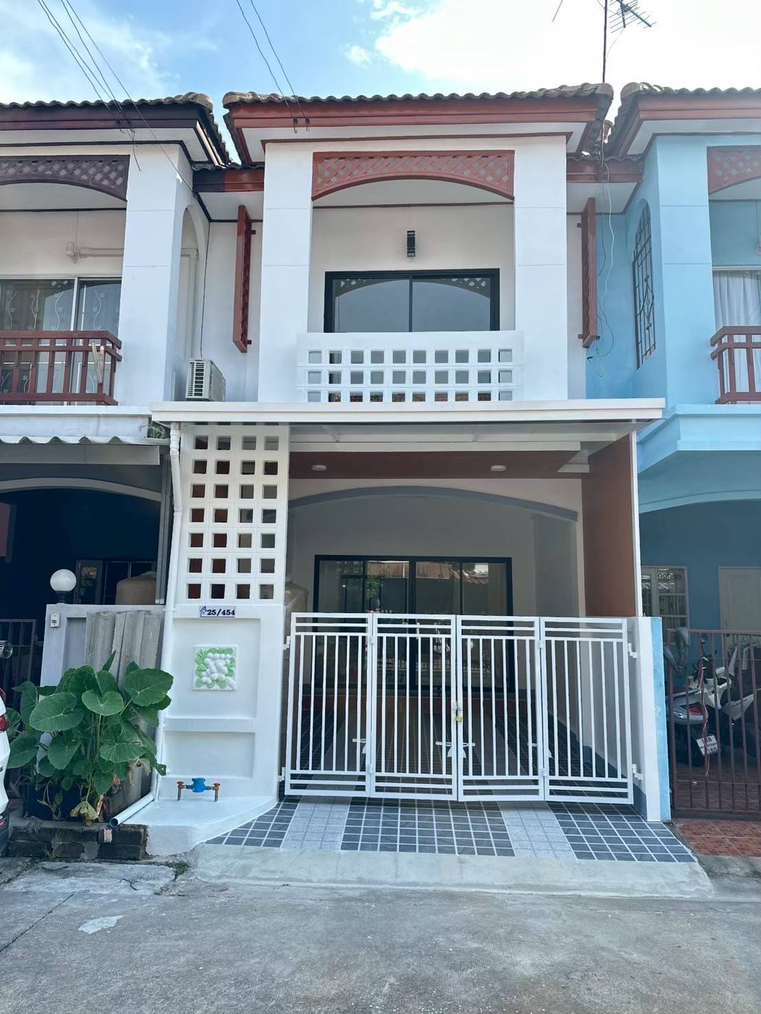 กฤษณา ถนนสุวินทวงค์ ซอย23 ทาวน์เฮ้าส์  รีโนเวทใหม่ ใส่เฟอร์ จัดสินเชื่อให้ กู้ได้เต็ม