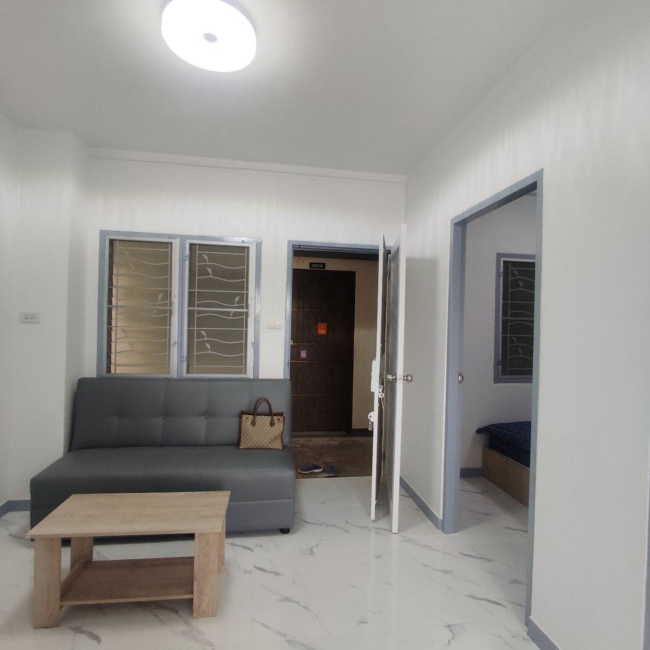 บ้านเอื้ออาทร ถนนหทัยราษฎร์ ตึก22 ชั้น4  รีโนเวทใหม่  ใส่เฟอร์ โซฟา ชั้นวางทีวี  เตียง ที่นอน โต๊ะแป้ง