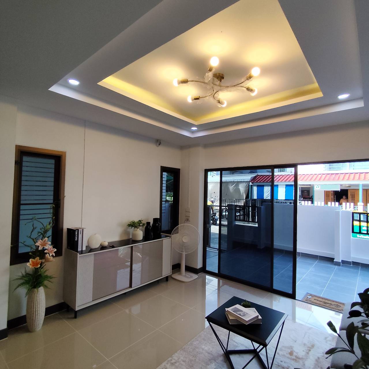 พูนสินธานี3 ถนนเคหะร่มเกล้า ซอย64 ทาวน์เฮ้าส์2ชั้น หลุงมุม แต่งหรู  ใกล้รถไฟฟ้า ใกล้เลียบด่วน