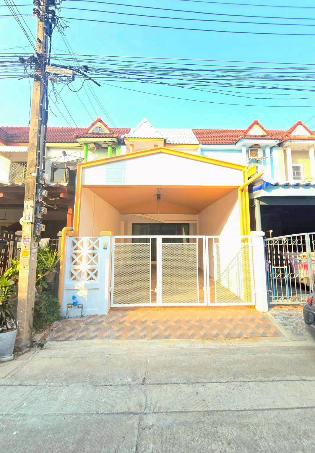 พูนสินธานี1 ถนนเคหะร่มเกล้า ซอย64 ทาวน์เฮ้าส์2ชั้น  รีโนเวทใหม่ จัดสินเชื่อให้ กู้ได้เต็ม