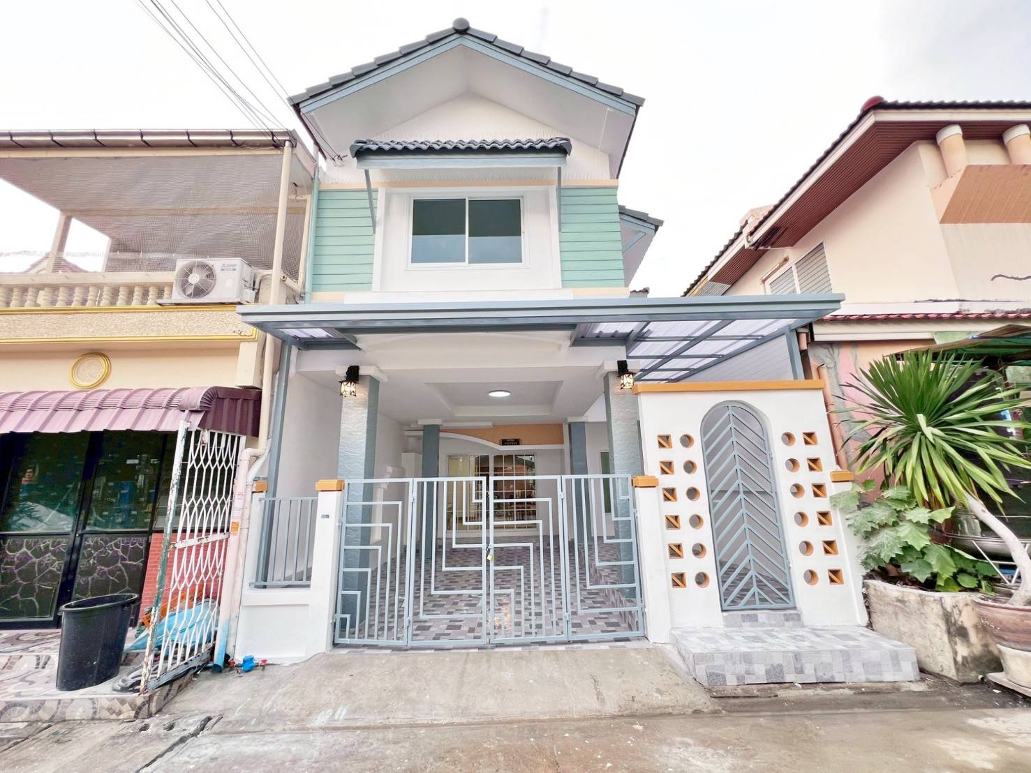 พูนสินธานี1 ถนนเคหะร่มเกล้า ซอย64 ทาวน์เฮ้าส์2ชั้น  รีโนเวทใหม่ จัดสินเชื่อให้ กู้ได้เต็ม (Copy)