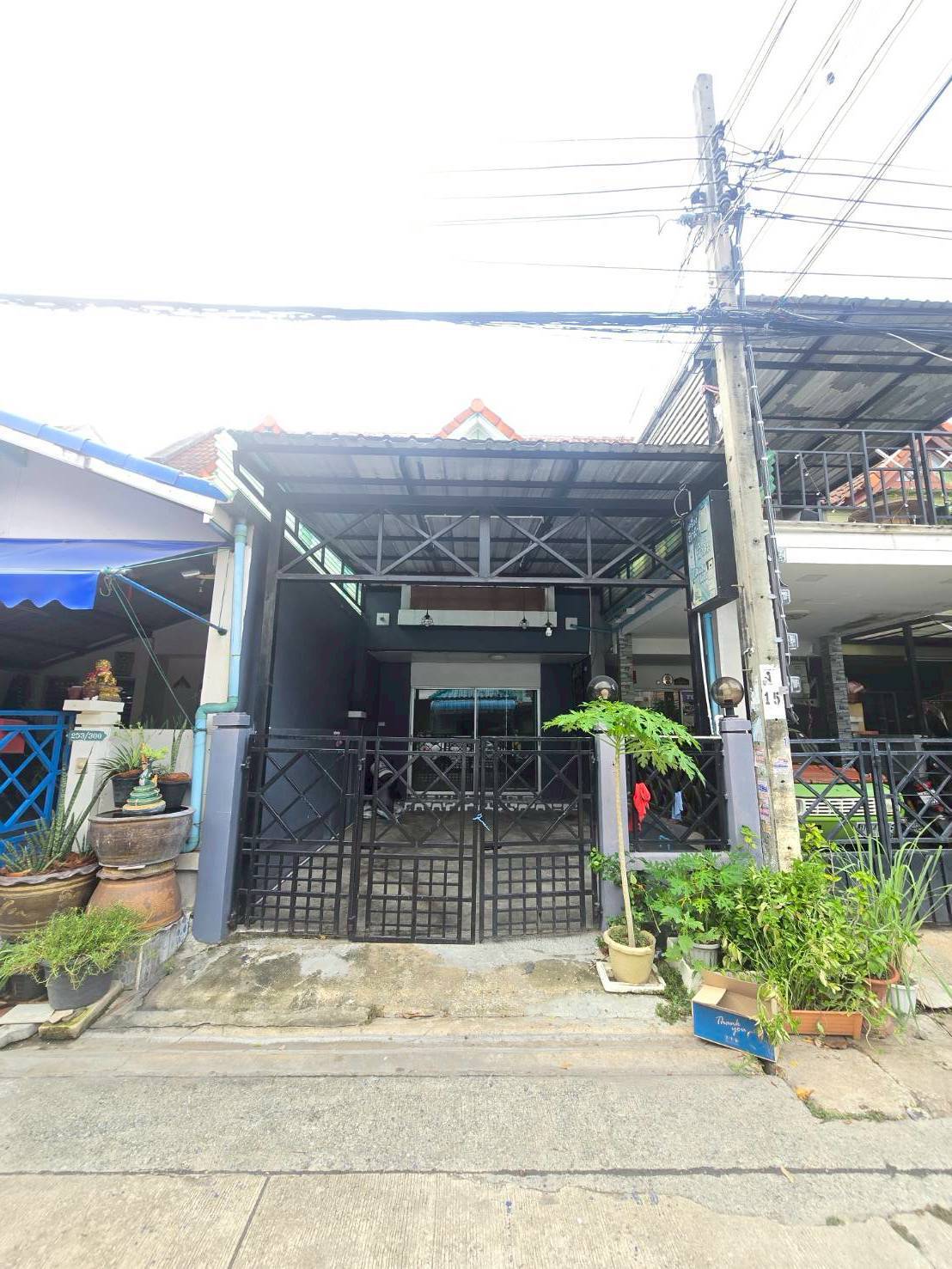 หมู่บ้านพูนสินธานี1 ถนนเคหะร่มเกล้า ซอยเคหะร่มเกล้า64 ทาวน์เฮ้าส์2ชั้น  บ้านพร้อมอยู่ จัดสินเชื่อให้ โอนให้