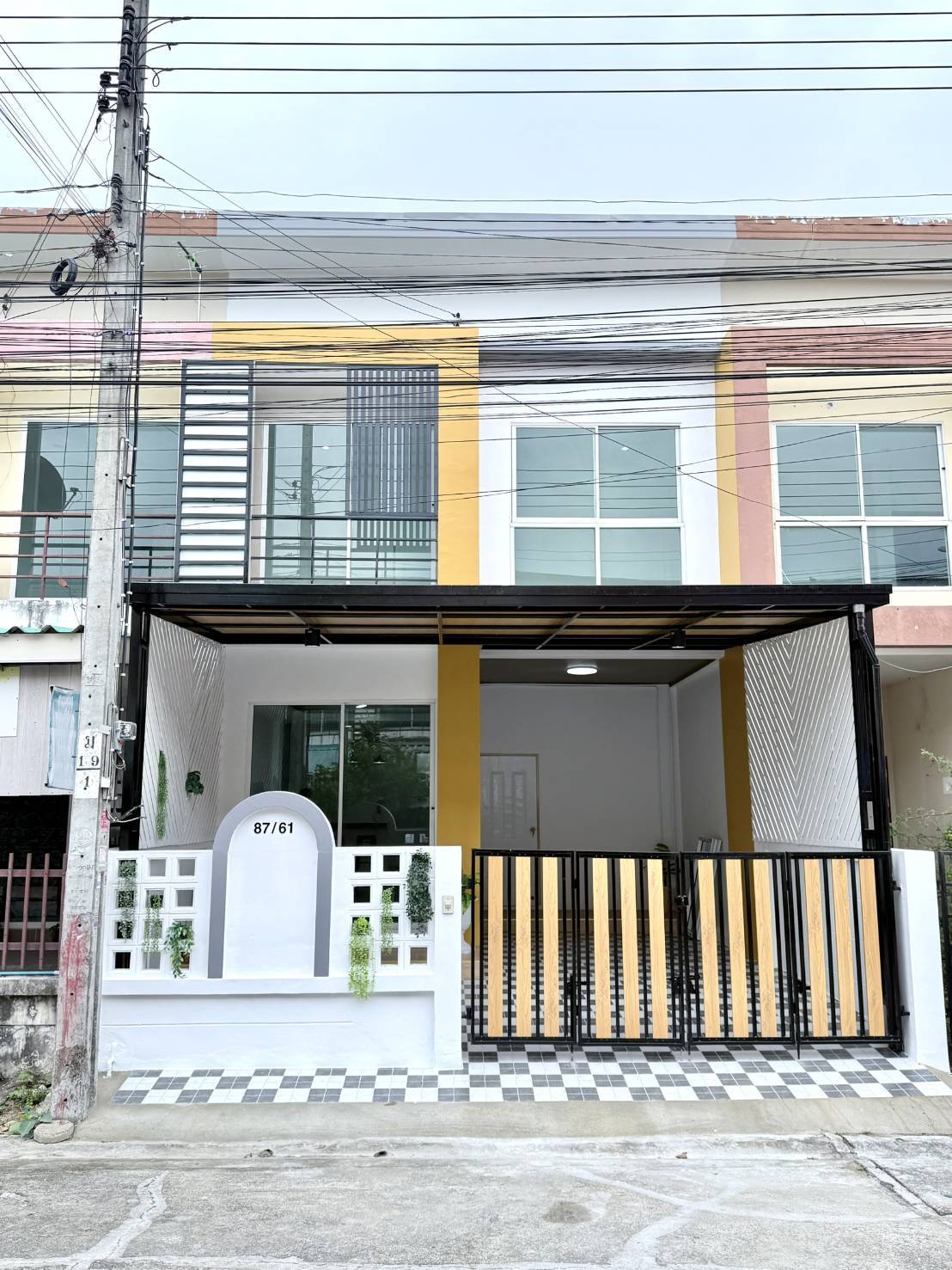 หมู่บ้านเพ็ญศิริ4 ถนนเลียบวารี ซอยเลียบวารี25/1 ทาวน์เฮ้าส์2ชั้น รีโนเวทหรู เฟอร์จัดครบ หนองจอก กรุงเทพ - Image 1