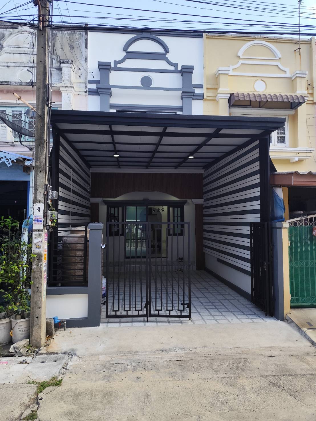 หมู่บ้านพูนสินธานี1 ซอย8 ถนนเคหะร่มเกล้า ซอยเคหะร่มเกล้า64 ทาวน์เฮ้าส์2ชั้น  