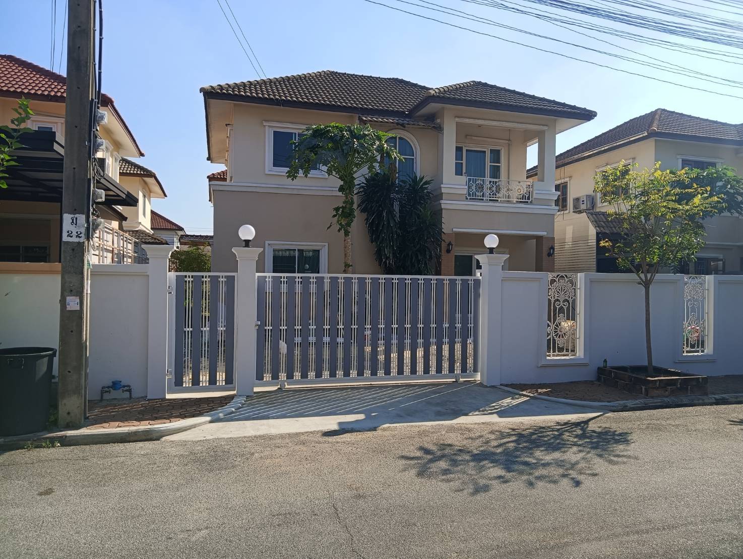 เคซี พาร์ควิลล์3 ถนนหทัยราษฎร์ ซอย34-1 ขายต่ำกว่าประเมิน  ถนนเมน พร้อมสวนสีเขียว  ใส่เฟอร์ครบ ชุดเตาแก๊ส จอดรถในบ้าน2คัน